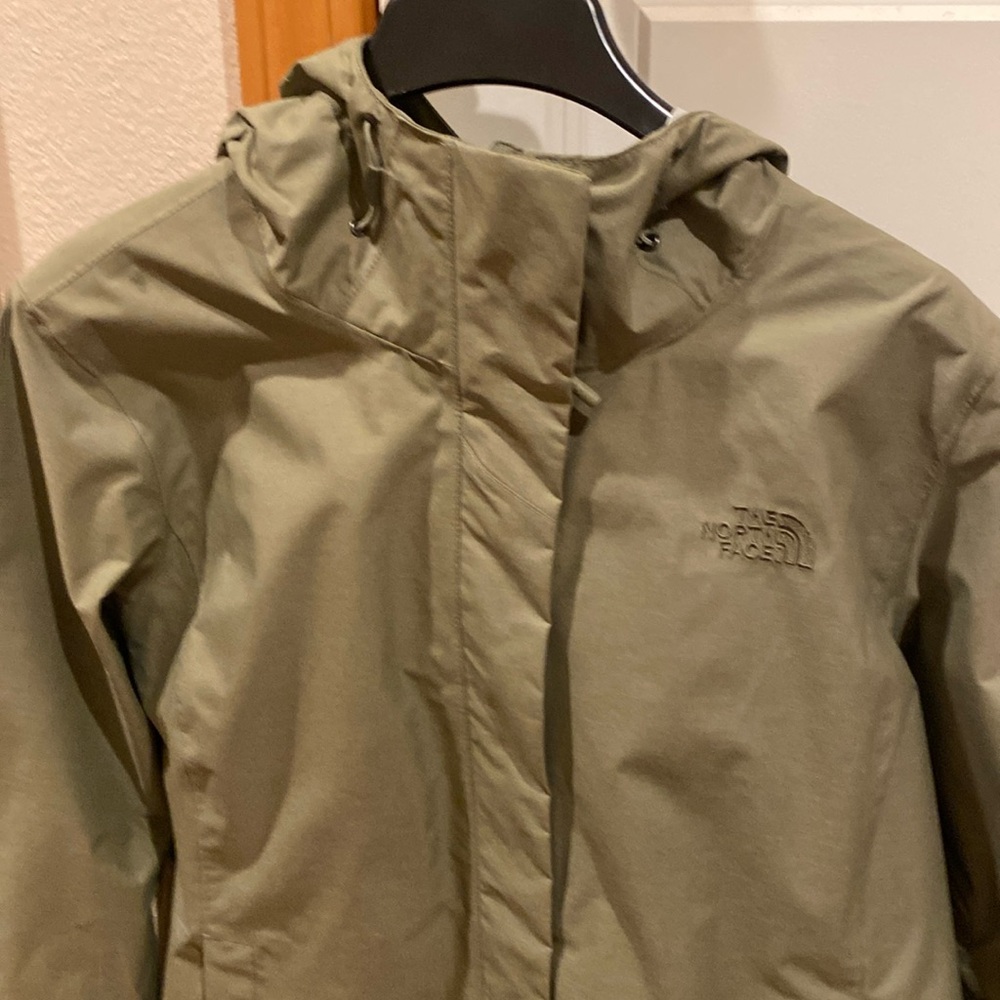 The NorthFace thin rain coat in beautiful olive green. Only worn once